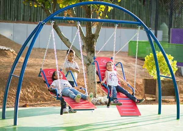 columpio inclusivo en forma de camastro para parques