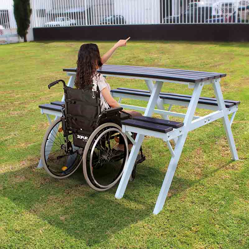 ¿Cómo debe ser el mobiliario urbano accesible?