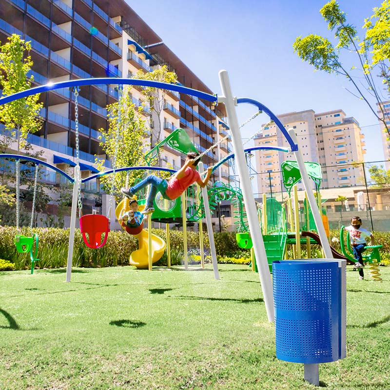 columpios, resbaladillas, botes de basura y módulos recreativos para espacios al aire libre