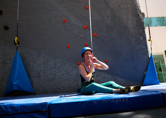 productos jumbo hix adventure pared escalar chica poniendose casco tec de monterrey mexico