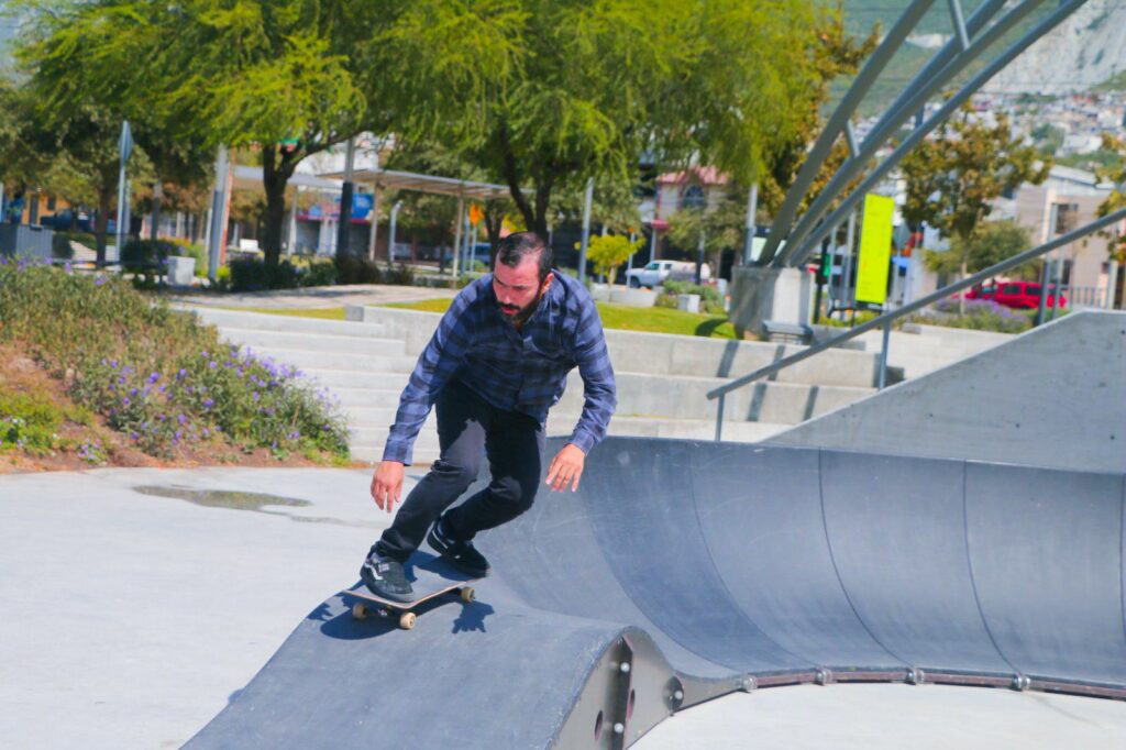 Adulto mayor en un skatepark