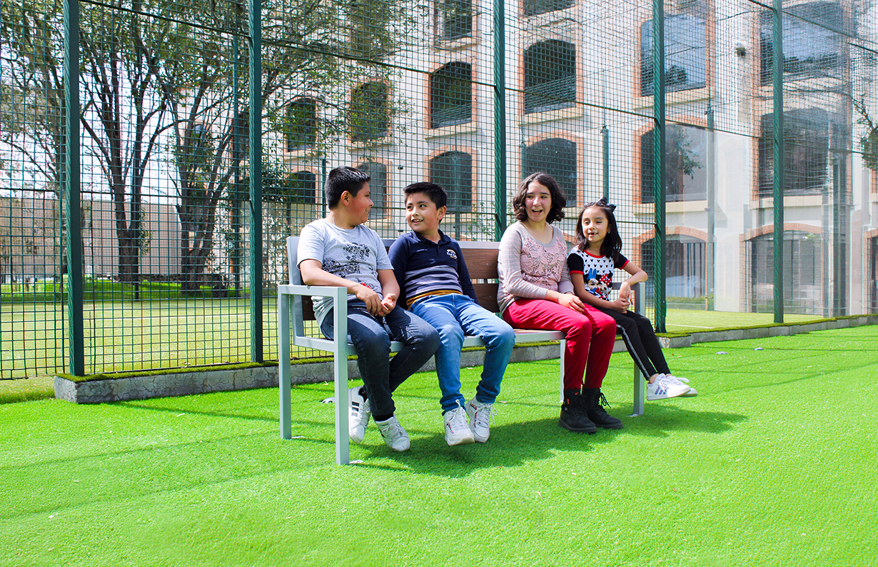 Niñas y niños usando un espacio recreativo de Productos Jumbo.