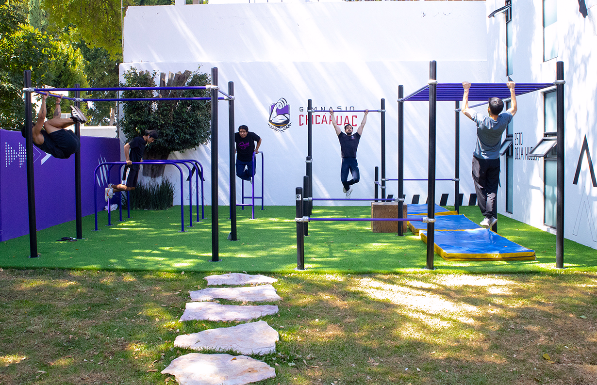 Equipamiento deportivo instalado en un espacio público.
